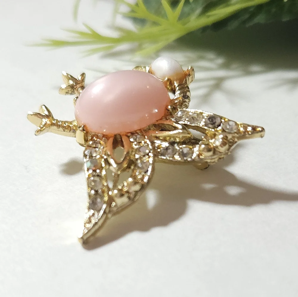 Vintage Gold Pink Moon Glow Jelly Belly Crystal Winged Bird or Duck Brooch Weiss